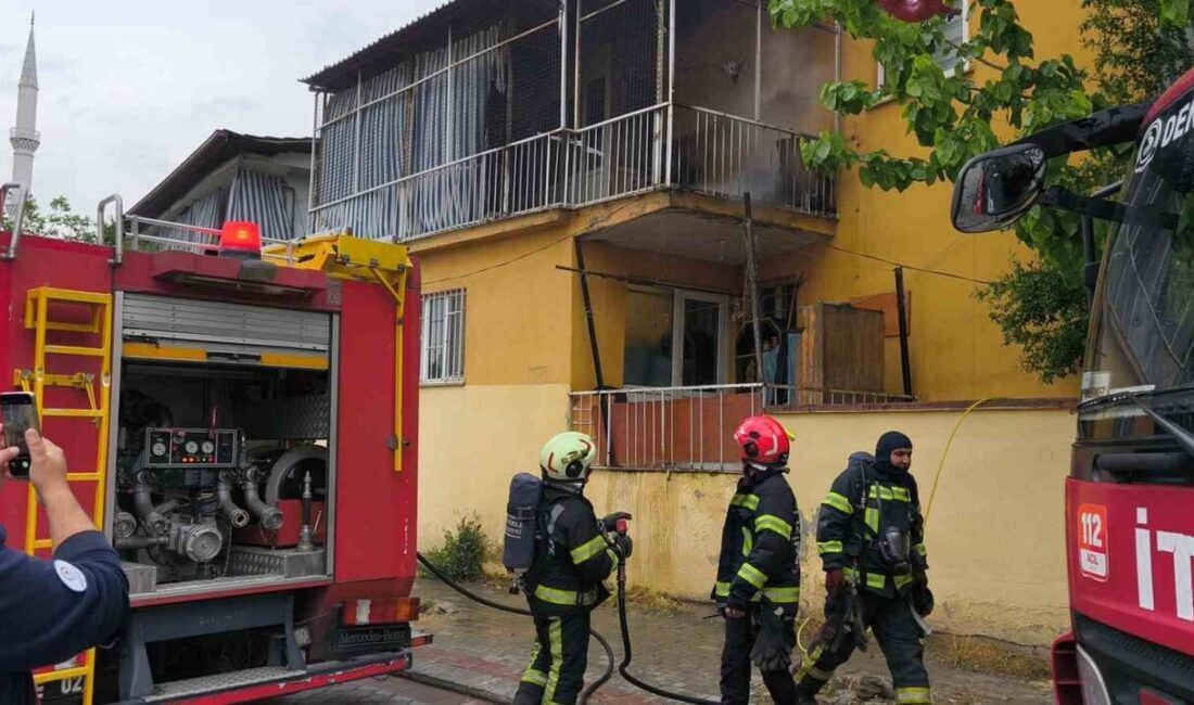 Denizli’de bir balkonda çıkan yangında koltuğun alev alması korku yarattı.