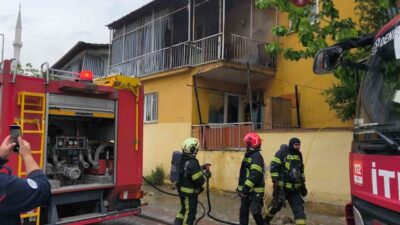 Denizli’de bir balkonda çıkan yangında koltuğun alev alması korku yarattı.