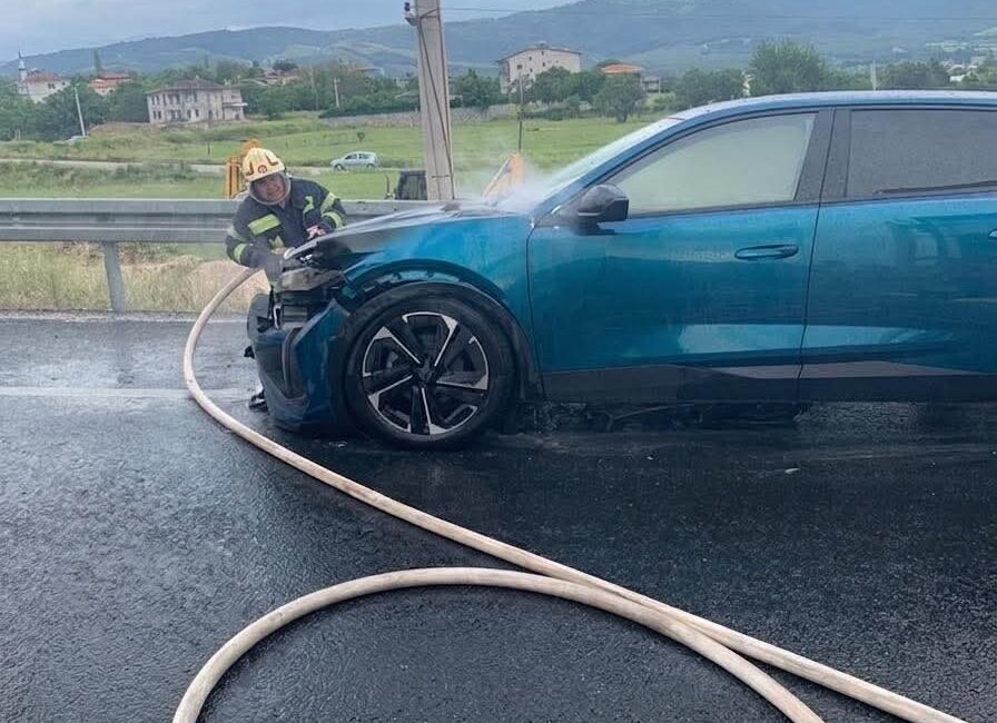 Denizli’nin Pamukkale ilçesinde seyir halindeyken alev alan bir araç, itfaiye