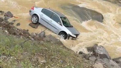 Düzce’nin Yığılca ilçesinde bir otomobilin kontrolden çıkarak dereye uçtuğu kaza