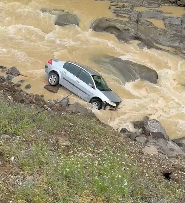 Düzce’nin Yığılca ilçesinde bir otomobilin kontrolden çıkarak dereye uçtuğu kaza