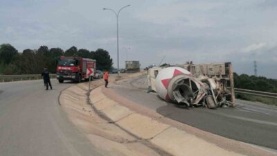 Bursa’nın İnegöl ilçesinde bir beton mikseri, sürücüsünün kontrolünden çıkarak virajda
