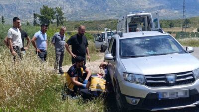 Manavgat ilçesinde meydana gelen bir kaza sonucunda traktör devrilmiş ve