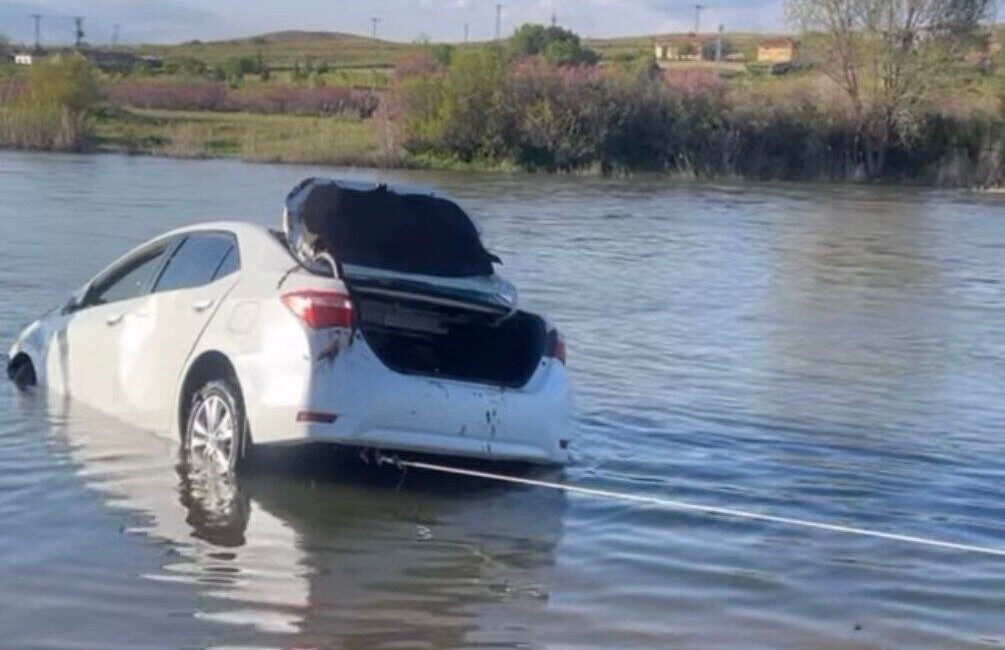 Kırşehir’de bir sürücü, Kesikköprü yakınlarında aracın kontrolünü kaybederek suya düştü.