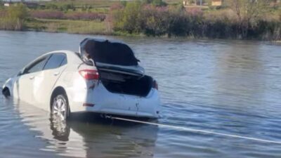 Kırşehir’de bir sürücü, Kesikköprü yakınlarında aracın kontrolünü kaybederek suya düştü.