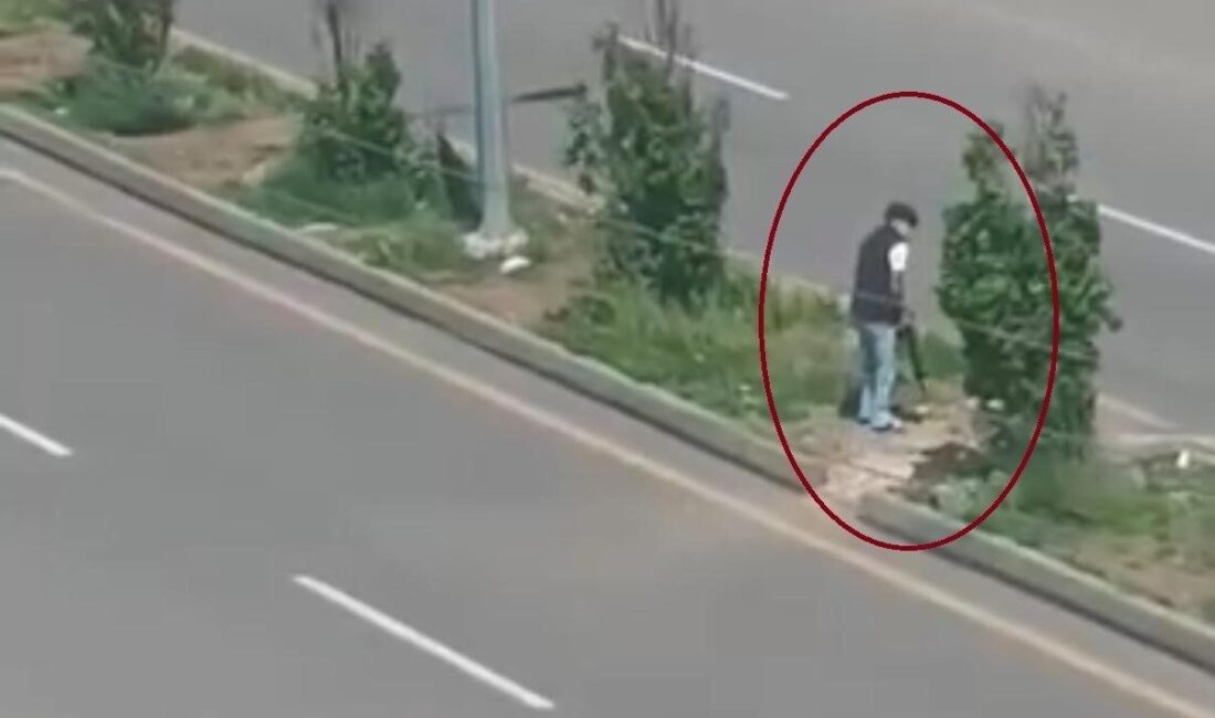 Diyarbakır’ın Yenişehir ilçesinde bir saldırganın silahla ateş etmeye hazırlandığı anlar,