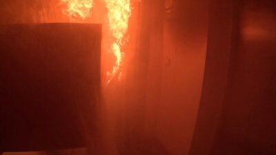 Diyarbakır’da bir evde çıkan yangın, itfaiye ekipleri tarafından kontrol altına