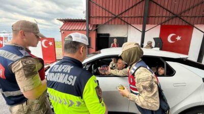 Diyarbakır’da Jandarma ekipleri, Kurban Bayramı öncesinde trafik denetimi gerçekleştirdi. İl