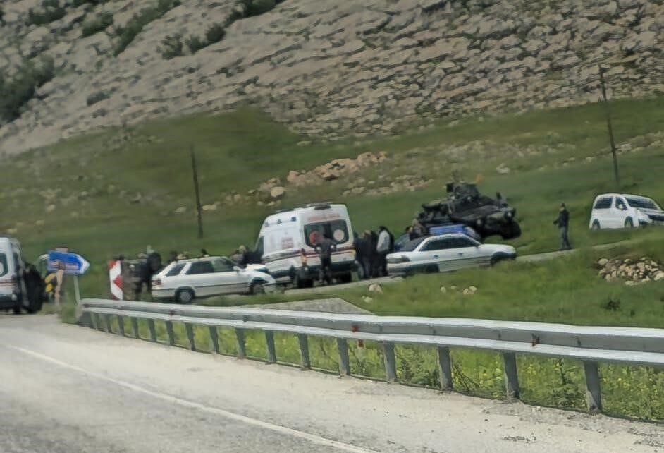 Silvan ilçesinde düzenlenen mezuniyet kutlamasından dönen öğrenci grubunu taşıyan bir