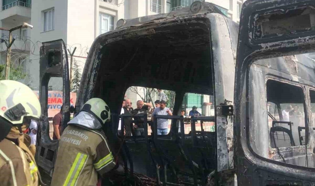 Diyarbakır’ın Kayapınar ilçesinde bulunan Mezopotamya Mahallesi’nde, park halindeki bir minibüs