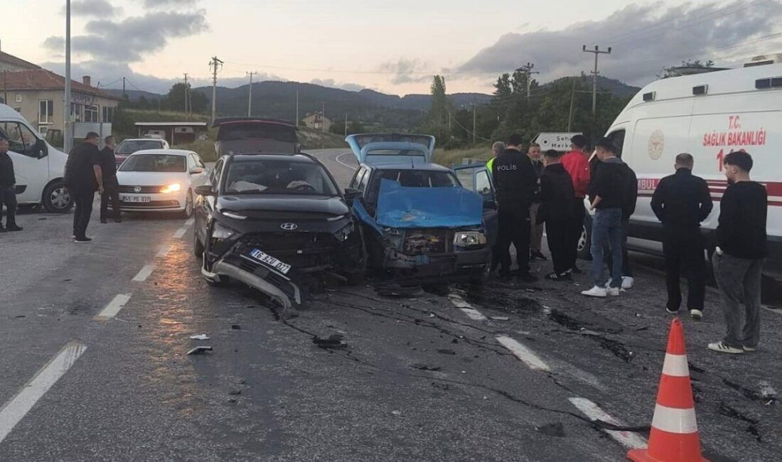 Kütahya’nın Domaniç ilçesinde meydana gelen trafik kazasında 3 kişi yaralandı.