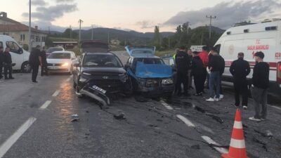 Kütahya’nın Domaniç ilçesinde meydana gelen trafik kazasında 3 kişi yaralandı.