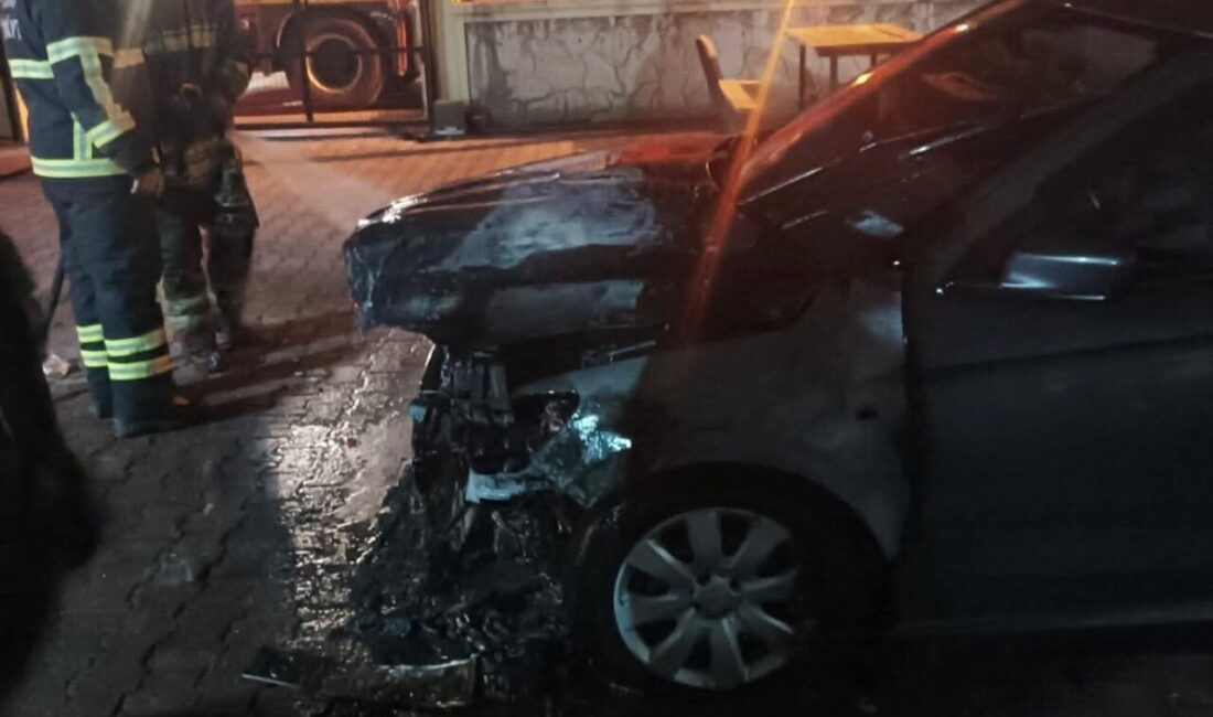 Hatay’ın Dörtyol ilçesindeki Kışılar Mahallesi’nde park halindeyken motor kısmı alev