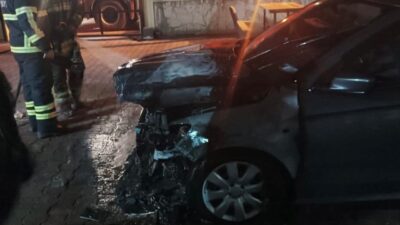 Hatay’ın Dörtyol ilçesindeki Kışılar Mahallesi’nde park halindeyken motor kısmı alev