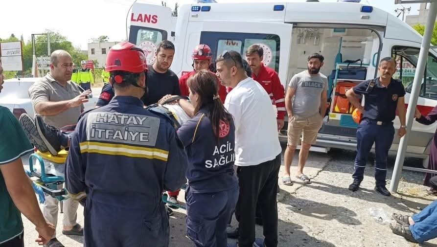 Hatay’ın Dörtyol ilçesine bağlı Altınçağ Mahallesi’nde meydana gelen trafik kazasında,