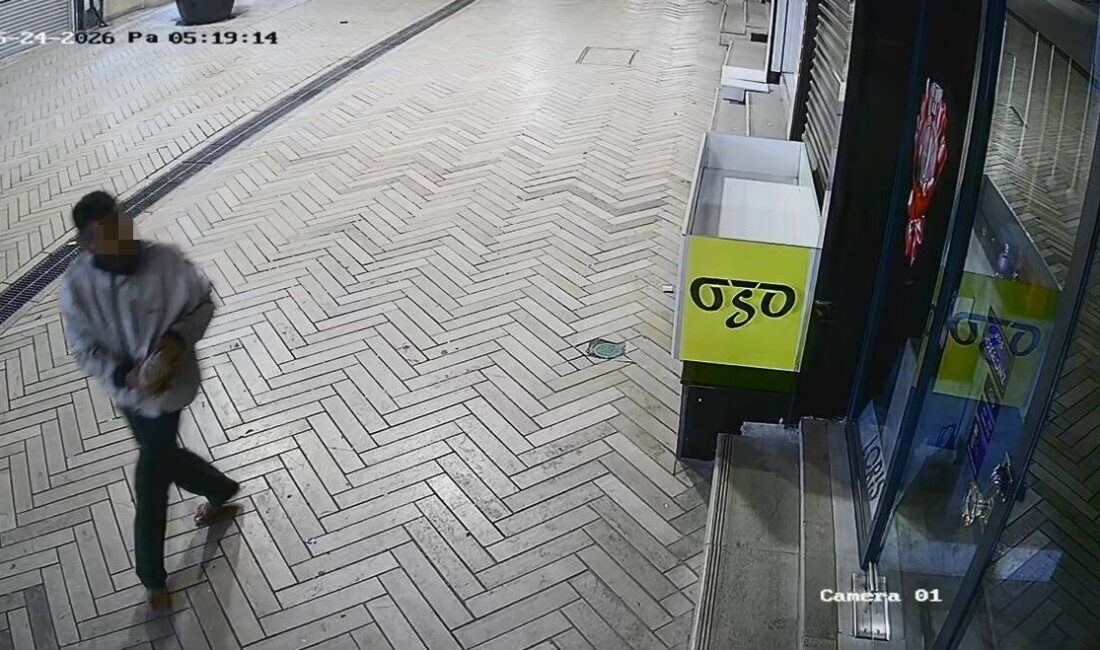 Kocaeli’nin İzmit ilçesinde bir kişi, Fethiye Caddesi’ndeki bazı dükkanların camlarını