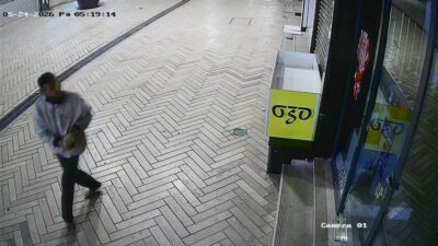 Kocaeli’nin İzmit ilçesinde bir kişi, Fethiye Caddesi’ndeki bazı dükkanların camlarını