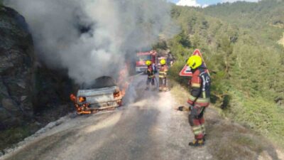 Balıkesir’in Dursunbey ilçesinde meydana gelen bir araç yangını, ormanlık alana