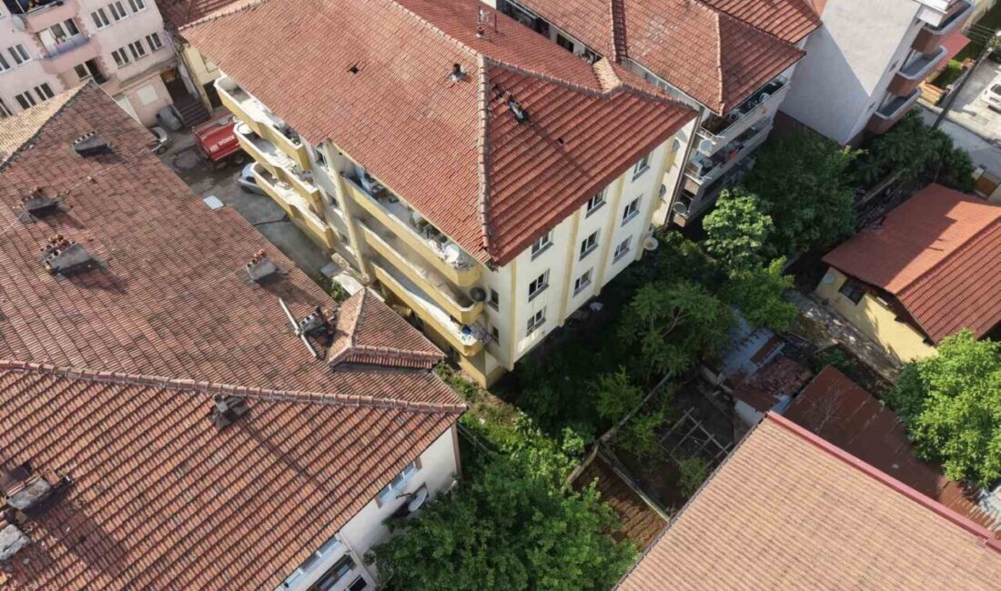 Düzce’de bulunan 3 katlı bir binanın ikinci katındaki boş dairede