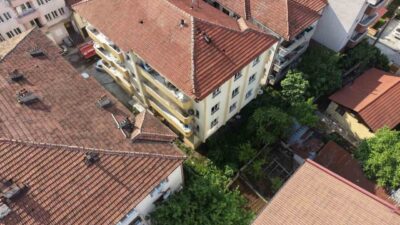 Düzce’de bulunan 3 katlı bir binanın ikinci katındaki boş dairede