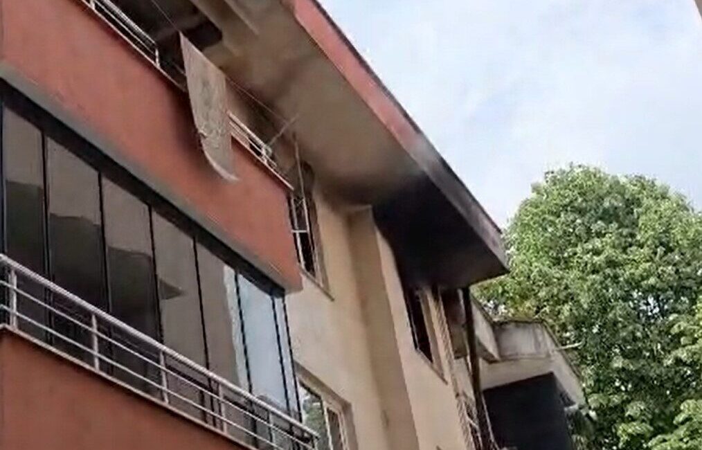 Düzce’de, 3 katlı bir binada gerçekleşen yangın, alevlerin pencerelerden dışarı