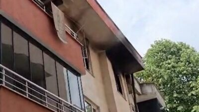 Düzce’de, 3 katlı bir binada gerçekleşen yangın, alevlerin pencerelerden dışarı