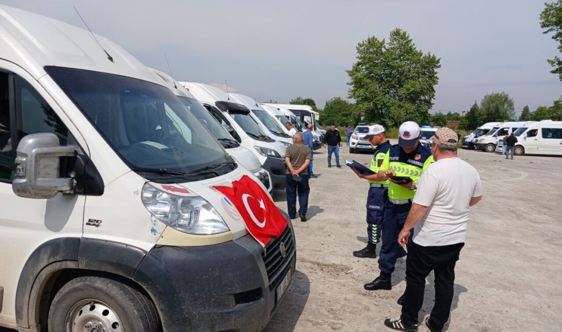 Düzce’deki öğrenci servisleri güvenlik güçleri tarafından sıkı denetime tabi tutuldu.