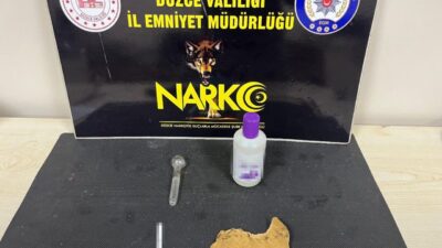 Düzce’de gerçekleştirilen bir operasyonda polis ekipleri, uyuşturucu madde bulunduğu ihbarı