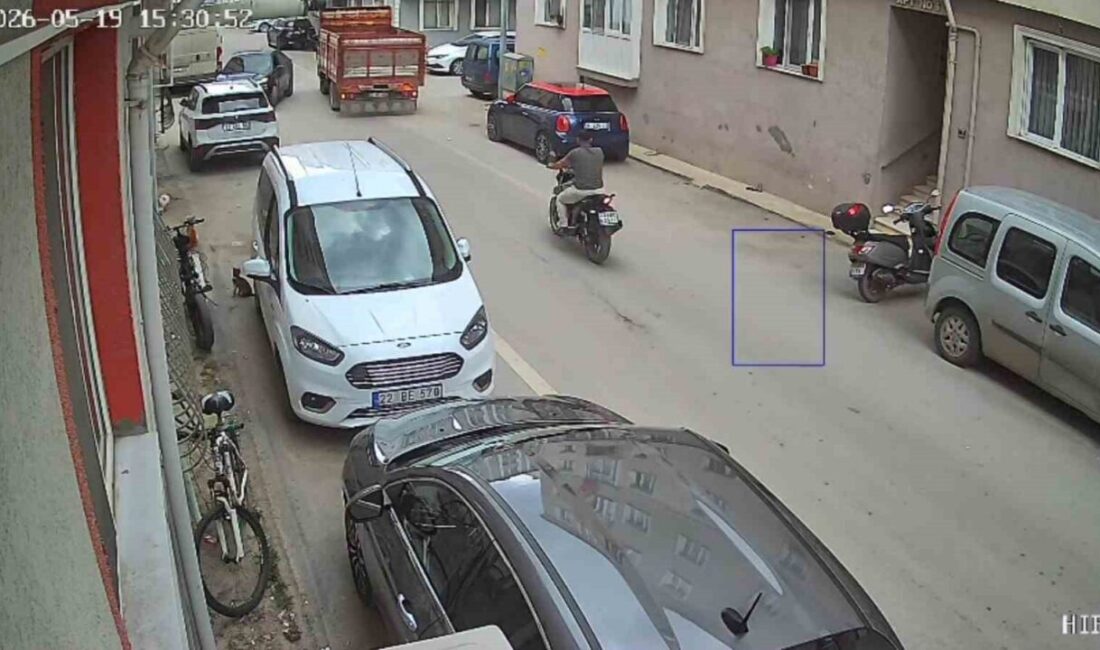 Edirne’de aynı sokakta meydana gelen iki farklı trafik kazası kameraya