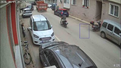 Edirne’de aynı sokakta meydana gelen iki farklı trafik kazası kameraya