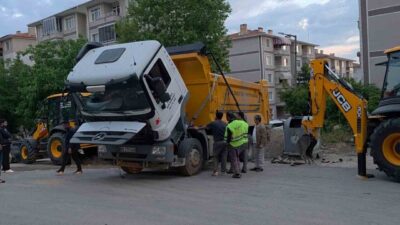 Edirne’de bir kamyon hafriyat çalışması yaparken, kum boşaltırken damperi kaldırdığı