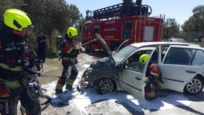 Balıkesir’in Edremit ilçesinde seyir halindeki bir araçta meydana gelen yangın