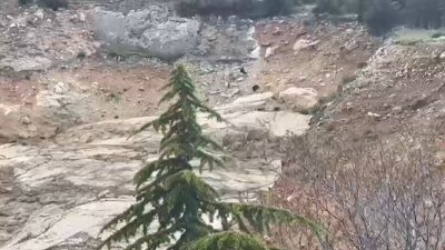 Isparta’nın Eğirdir ilçesinde, kayalıklara tırmanırken mahsur kalan çocuklar, kurtarma ekiplerinin