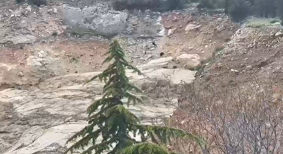 Isparta’nın Eğirdir ilçesinde, kayalıklara tırmanırken mahsur kalan çocuklar, kurtarma ekiplerinin