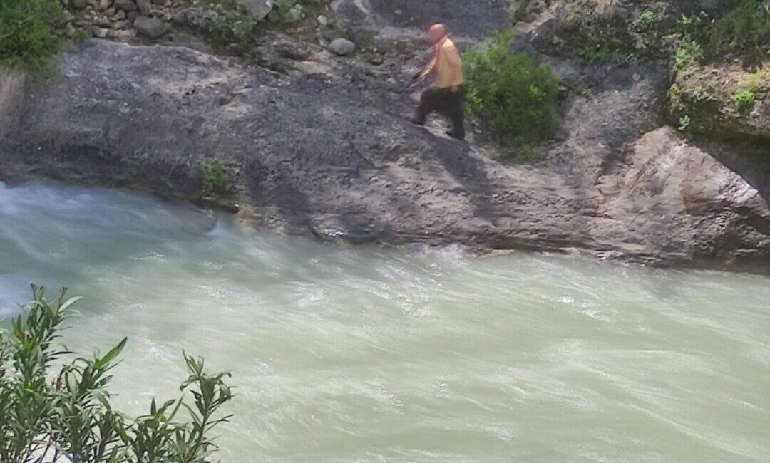 Adana’nın Karaisalı ilçesinde, Eğlence Çayı’nda serinlemek amacıyla suya giren bir