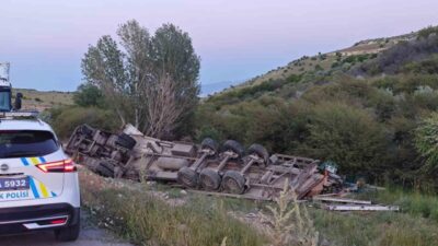Akçadağ ilçesinde meydana gelen bir trafik kazasında, bir tırın şarampole