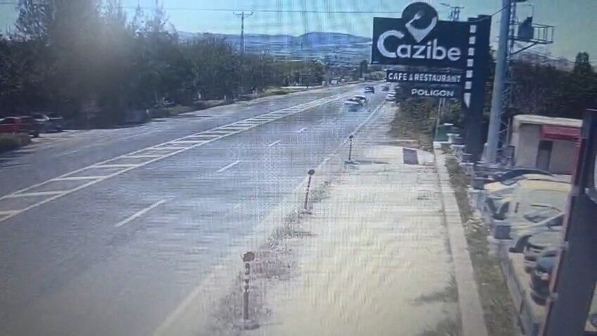 Elazığ’da bir iş yerinin güvenlik kamerasına yansıyan bir trafik kazasında