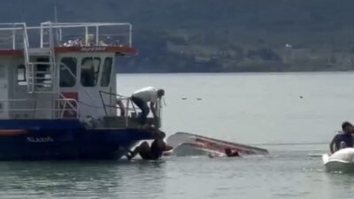 Hazar Gölü’nde deniz bisikletinin devrilmesi sonucu suya düşen 2 kişi