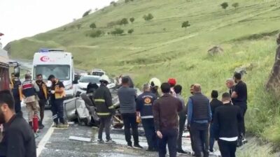 Elazığ’da bir sürücü otomobilin direksiyon kontrolünü yitirince araç ters döndü.