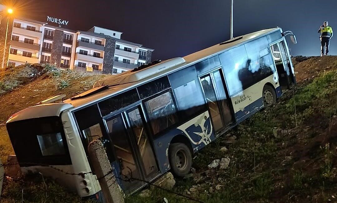 Elazığ’da bir halk otobüsü, dün gece Fevzi Çakmak Mahallesi’ndeki otobüs