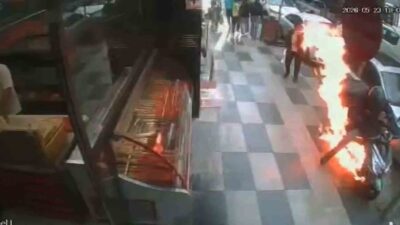 Elazığ’da bir kuryenin, siparişi teslim etmek için motosikletini çalıştırmak istediği