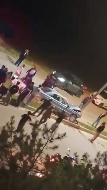 Elazığ’da bir otomobil, sürücüsünün direksiyon kontrolünü kaybetmesi sonucu aydınlatma direğine