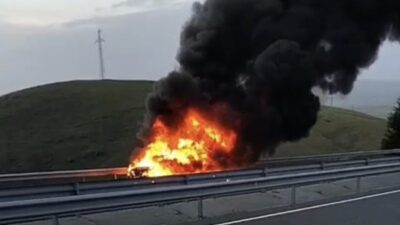 Elazığ’da seyir halindeki bir araç aniden alev topuna dönüştü. Yangın,