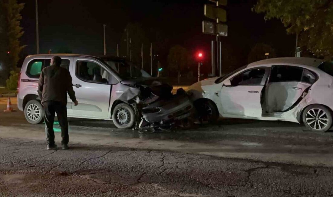 Elazığ’da meydana gelen trafik kazasında hafif ticari araç ile otomobil