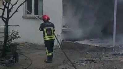 Elazığ’da Pelte köyünde bulunan tek katlı müstakil bir evin çatısında
