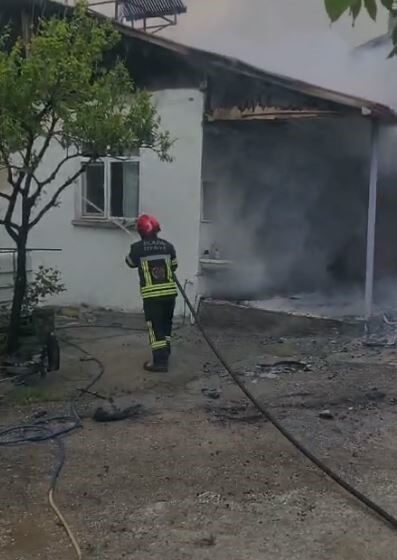 Elazığ’da Pelte köyünde bulunan tek katlı müstakil bir evin çatısında
