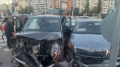 Elazığ’da meydana gelen zincirleme trafik kazasında 3 aracın karıştığı ve