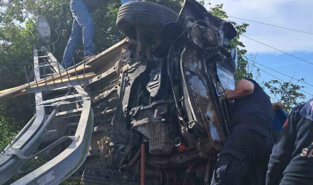 Kastamonu’nun İnebolu ilçesinde meydana gelen trafik kazasında, elektrik direğine çarpan