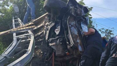 Kastamonu’nun İnebolu ilçesinde meydana gelen trafik kazasında, elektrik direğine çarpan