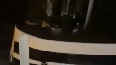Van’ın Erciş ilçesinde yağış sebebiyle kayganlaşan yolda meydana gelen trafik